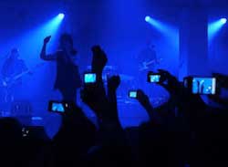 smartphones-at-concerts